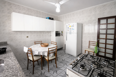 Casa - Térrea com 3 quartos (sendo 1 suite(s)) a 100,00 metros praia.