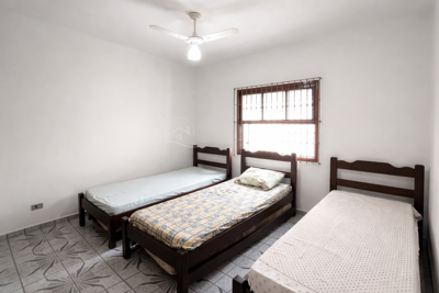 Casa - Térrea com 3 quartos (sendo 1 suite(s)) a 100,00 metros praia.