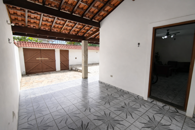 Casa - Térrea com 3 quartos (sendo 1 suite(s)) a 100,00 metros praia.