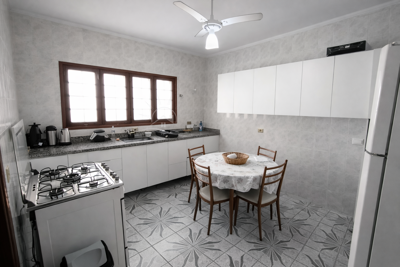 Casa - Térrea com 3 quartos (sendo 1 suite(s)) a 100,00 metros praia.