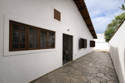 Casa - Térrea com 3 quartos (sendo 1 suite(s)) a 100,00 metros praia.