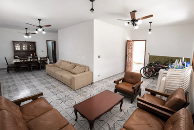 Casa - Térrea com 3 quartos (sendo 1 suite(s)) a 100,00 metros praia.