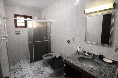 Casa - Térrea com 3 quartos (sendo 1 suite(s)) a 100,00 metros praia.