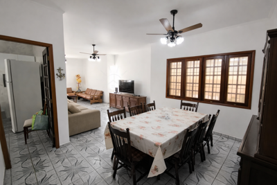 Casa - Térrea com 3 quartos (sendo 1 suite(s)) a 100,00 metros praia.