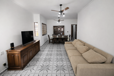 Casa - Térrea com 3 quartos (sendo 1 suite(s)) a 100,00 metros praia.