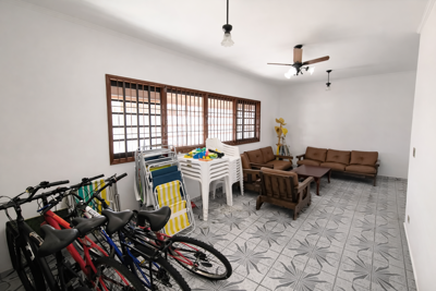 Casa - Térrea com 3 quartos (sendo 1 suite(s)) a 100,00 metros praia.