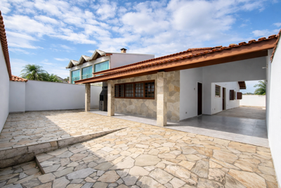 Casa - Térrea com 3 quartos (sendo 1 suite(s)) a 100,00 metros praia.