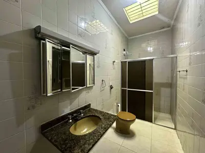 Casa - Térrea com 3 quartos (sendo 1 suite(s)) a 300,00 metros praia.