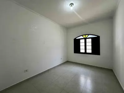 Casa - Térrea com 3 quartos (sendo 1 suite(s)) a 300,00 metros praia.