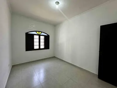 Casa - Térrea com 3 quartos (sendo 1 suite(s)) a 300,00 metros praia.