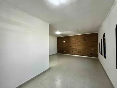 Casa - Térrea com 3 quartos (sendo 1 suite(s)) a 300,00 metros praia.