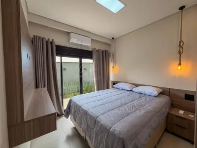 Casa - Sobrado com 6 quartos (sendo 6 suite(s)) a 1500,00 metros praia.