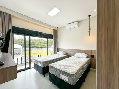 Casa - Sobrado com 6 quartos (sendo 6 suite(s)) a 1500,00 metros praia.