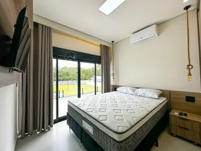 Casa - Sobrado com 6 quartos (sendo 6 suite(s)) a 1500,00 metros praia.