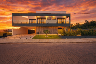 Casa - Sobrado com 6 quartos (sendo 6 suite(s)) a 1500,00 metros praia.