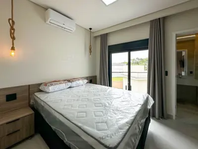 Casa - Sobrado com 6 quartos (sendo 6 suite(s)) a 1500,00 metros praia.