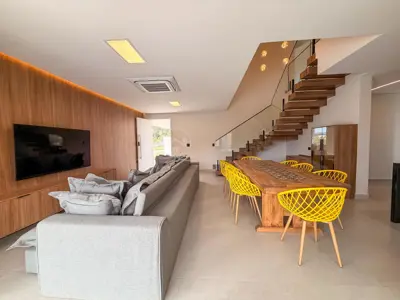 Casa - Sobrado com 6 quartos (sendo 6 suite(s)) a 1500,00 metros praia.