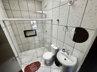 Casa - Edícula com 2 quartos (sendo 1 suite(s)) a 1000,00 metros praia.