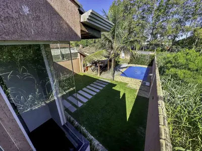 Casa - Edícula com 2 quartos (sendo 1 suite(s)) a 1000,00 metros praia.