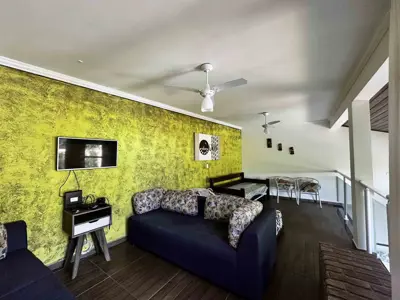 Casa - Edícula com 2 quartos (sendo 1 suite(s)) a 1000,00 metros praia.