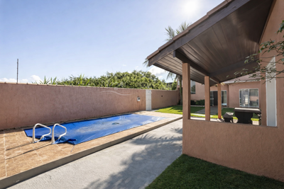 Casa - Edícula com 2 quartos (sendo 1 suite(s)) a 1000,00 metros praia.