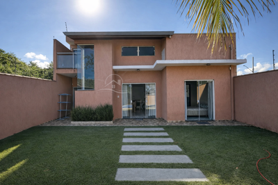 Casa - Edícula com 2 quartos (sendo 1 suite(s)) a 1000,00 metros praia.