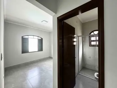 Casa - Térrea com piscina com 3 quartos (sendo 3 suite(s)) a 19,00 metros praia.