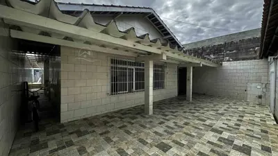 Casa - Térrea com piscina com 3 quartos (sendo 1 suite(s)) a 800,00 metros praia.