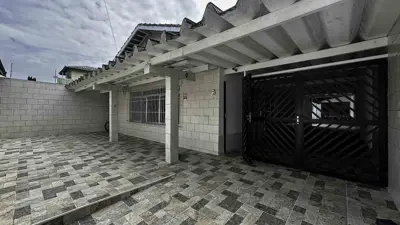 Casa - Térrea com piscina com 3 quartos (sendo 1 suite(s)) a 800,00 metros praia.