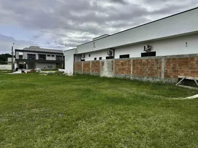 Terreno - Amplo com  quartos  a 2000,00 metros praia.