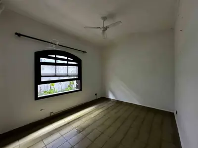 Casa - Térrea com 4 quartos (sendo 2 suite(s)) a 100,00 metros praia.