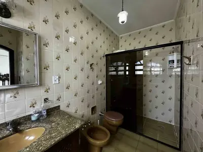 Casa - Térrea com 4 quartos (sendo 2 suite(s)) a 100,00 metros praia.