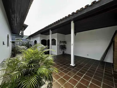 Casa - Térrea com 4 quartos (sendo 2 suite(s)) a 100,00 metros praia.