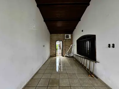 Casa - Térrea com 4 quartos (sendo 2 suite(s)) a 100,00 metros praia.