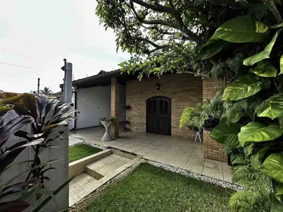 Casa - Térrea com 4 quartos (sendo 2 suite(s)) a 100,00 metros praia.