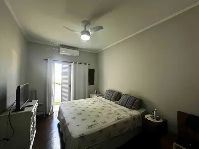 Casa - Sobrado com 3 quartos (sendo 3 suite(s)) a 200,00 metros praia.