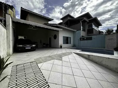 Casa - Sobrado com 3 quartos (sendo 3 suite(s)) a 200,00 metros praia.