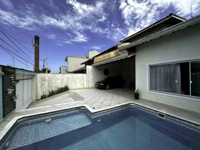 Casa - Sobrado com 3 quartos (sendo 3 suite(s)) a 200,00 metros praia.