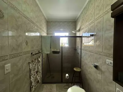 Casa - Sobrado com 3 quartos (sendo 3 suite(s)) a 200,00 metros praia.