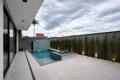 Casa - Sobrado Novo com 4 quartos (sendo 4 suite(s)) a 1400,00 metros praia.