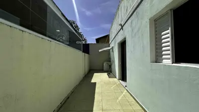 Casa - Térrea com 2 quartos (sendo 1 suite(s)) a 900,00 metros praia.