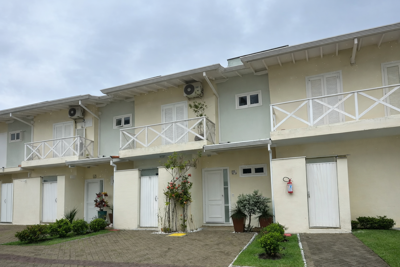 Casa - Sobrado com 3 quartos (sendo 1 suite(s)) a 500,00 metros praia.