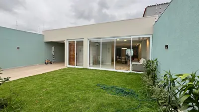 Casa - Térrea com 3 quartos (sendo 1 suite(s)) a 600,00 metros praia.