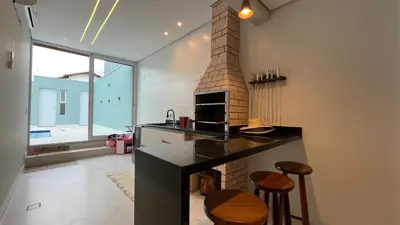 Casa - Térrea com 3 quartos (sendo 1 suite(s)) a 600,00 metros praia.