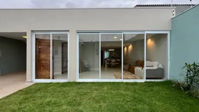 Casa - Térrea com 3 quartos (sendo 1 suite(s)) a 600,00 metros praia.