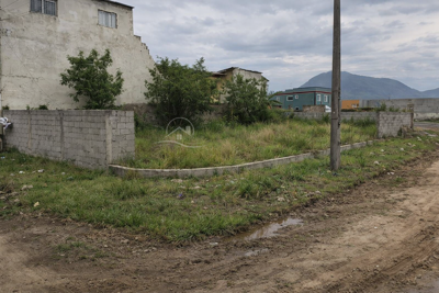 Terreno - Esquina com  quartos  a 2000,00 metros praia.