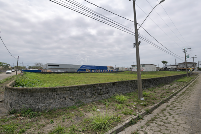 Área - Ampla com  quartos  a 500,00 metros praia.