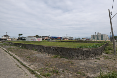 Área - Ampla com  quartos  a 500,00 metros praia.