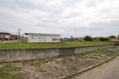 Área - Ampla com  quartos  a 500,00 metros praia.