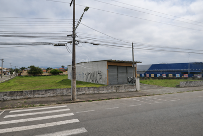 Área - Ampla com  quartos  a 500,00 metros praia.